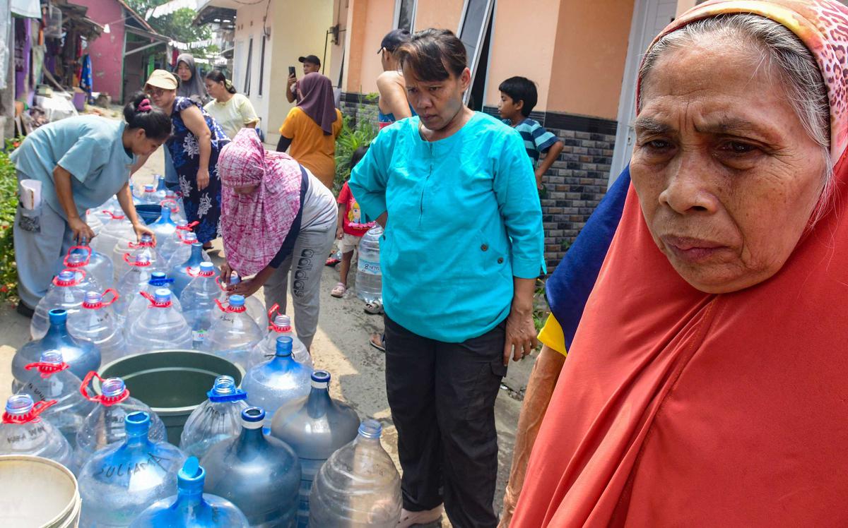 PDAM Mati dan Sumur Mengering,  Warga Depok Dapat Bantuan Air Bersih