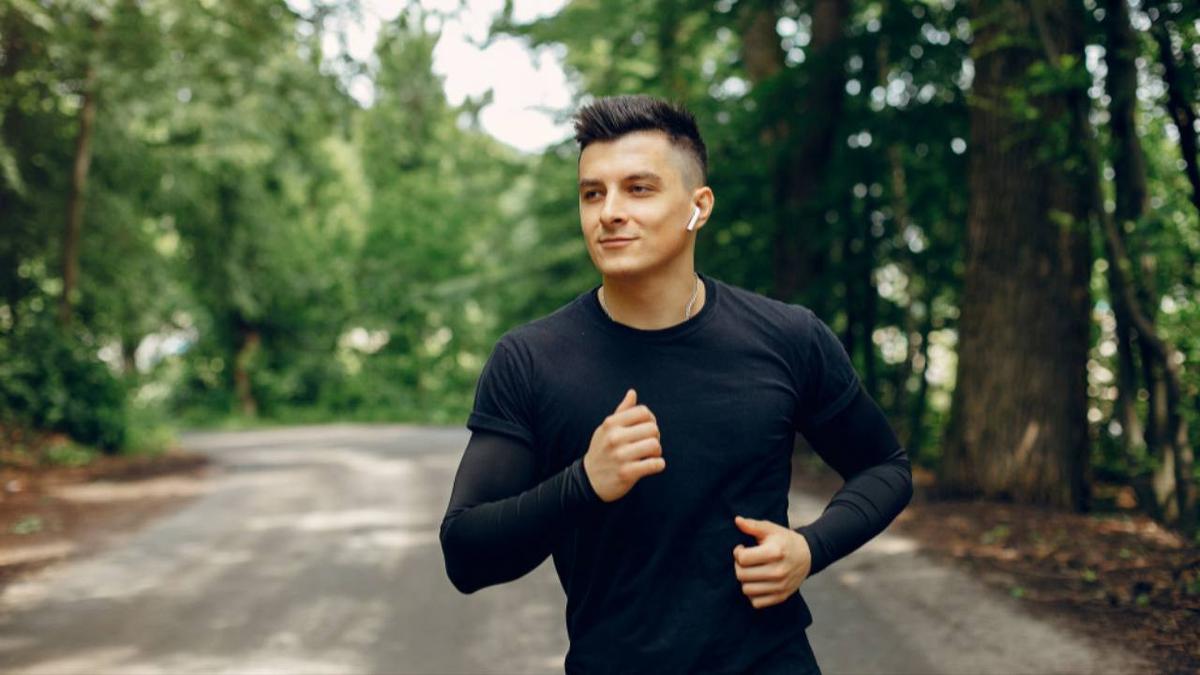 Lari Makin Nyaman! Ini Rekomendasi Kaos Lari Pria Terbaik dengan Harga Terjangkau
