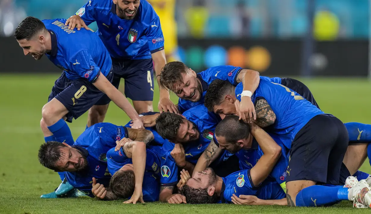 Pemain Italia merayakan gol kedua mereka ke gawang Swiss selama pertandingan grup A Euro 2020 di stadion Olimpiade di Roma, Italia, Rabu (16/6/2021). Italia menang atas Swiss dengan skor 3-0.  (AP Photo/Alessandra Tarantino, Pool)