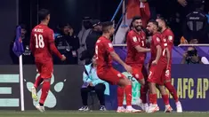 Pemain Bahrain Ali Madan (kanan) merayakan bersama rekan satu timnya setelah mencetak gol ke gawang Malaysia pada pertandingan sepak bola Grup E Piala Asia di Stadion Jassim bin Hamad, Doha, Qatar, Sabtu (20/1/2024). (AP Photo/Thanassis Stavrakis)