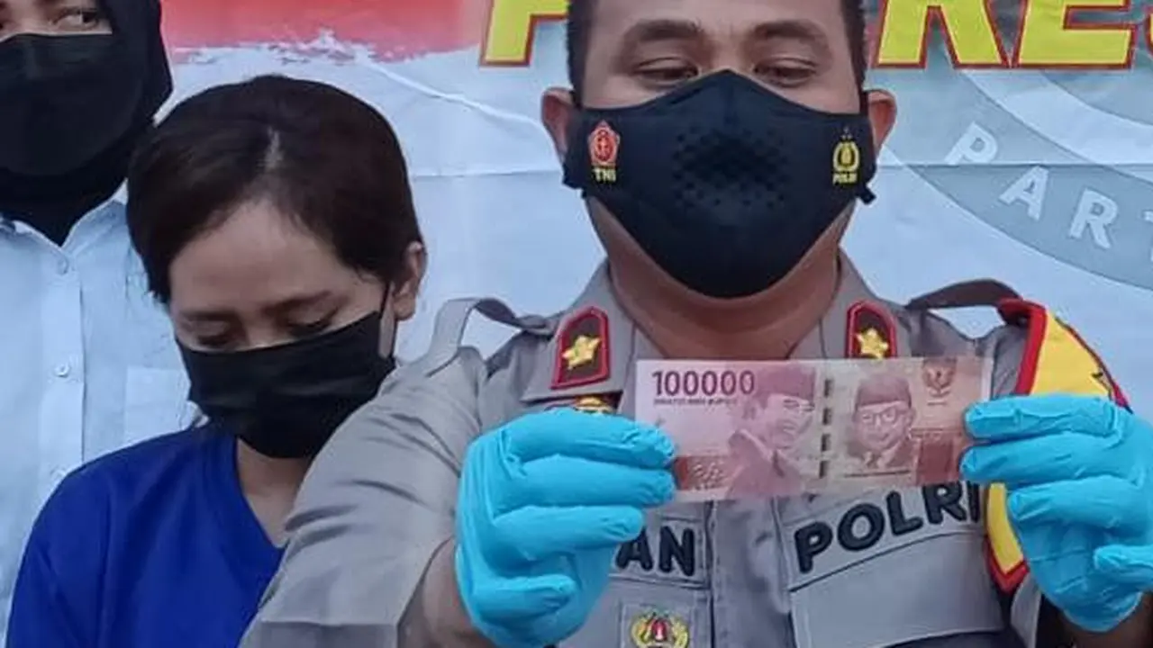 Polres Demak menangkap wanita cantik pelaku peredaran uang palsu dengan modus membeli kacang panjang di pasar tradisional. (Foto: Liputan6.com/Felek Wahyu)