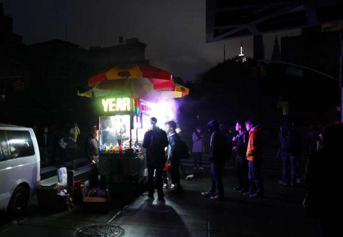 Listrik padam akibat 'Sandy', penjual senter marak di New York