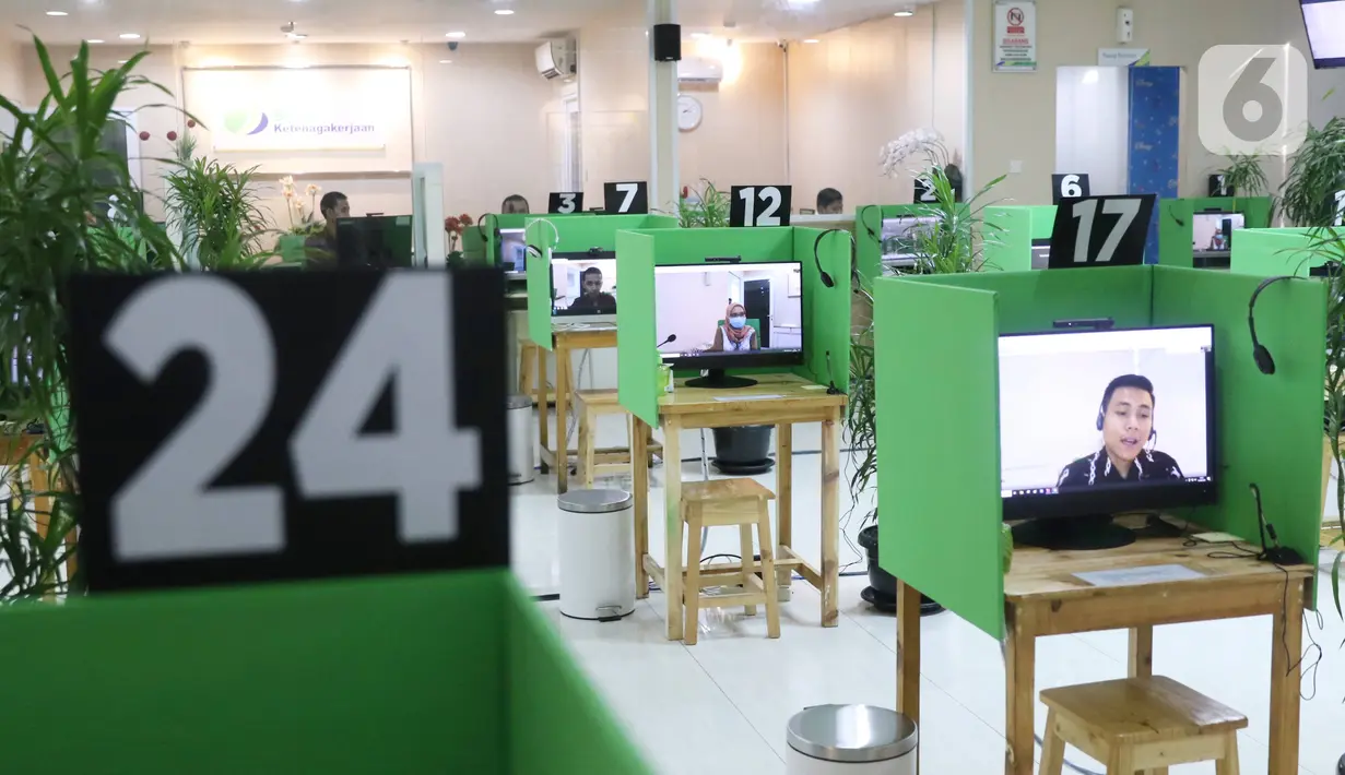 Suasana LAPAK ASIK (Layanan Tanpa Kontak Fisik) di Kantor Cabang BPJAMSOSTEK Tangerang, Jumat (12/6/2020). LAPAK ASIK merupakan layanan dengan protokol kesehatan tanpa harus kontak langsung antara petugas dan peserta BPJAMSOSTEK dalam rangka mencegah penularan COVID-19. (Liputan6.com/Angga Yuniar)