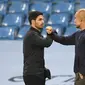 Manajer Arsenal, Mikel Arteta (kiri) dan manajer Manchester City, Pep Guardiola. (AFP/Peter Powell)