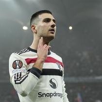 Pemain Manchester United, Diogo Dalot melakukan selebrasi setelah mencetak gol pertama timnya ke gawang FCBS dalam laga lanjutan Liga Europa 2024/2025 di National Arena Stadium, Bucharest, Romania, Jumat (31/01/2025). (AP Photo/Andreea Alexandru)