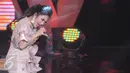 Penyanyi Krisdayanti menjadi bintang tamu dalam Grand Final D'Academy Asia 2015 di Studio 5 Indosiar, Jakarta, Senin (28/12). Malam puncak grand final D'Academy Asia akan digelar pada 29 Desember malam. (Liputan6.com/Herman Zakharia)