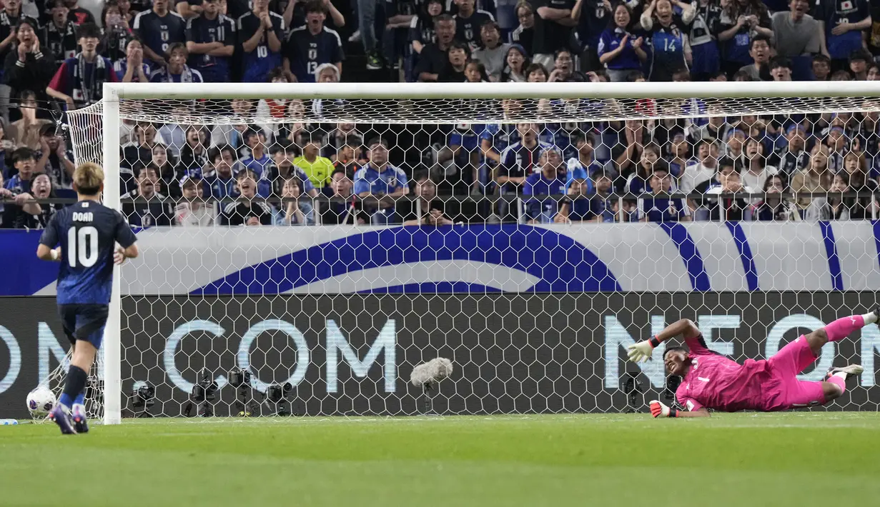 Kiper Jepang, Zion Suzuki gagal menghalau bola yang membuat gawangnya kebobolan saat laga lanjutan Grup C Kualifikasi Piala Dunia 2026 melawan Australia di Saitama Stadium, Jepang, Selasa (15/10/2024). (AP Photo/Eugene Hoshiko)