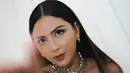 Potret Jessica Mila saat berpose seperti ingin meraih lensa kamera. Mata indah Jessica menatap tajam ke arah depan. Polesan makeup yang rapi melekat di paras menawannya. Sebuah kalung juga tampak melingkar anggun di leher perempuan 30 tahun ini.  (Instagram/jscmila)