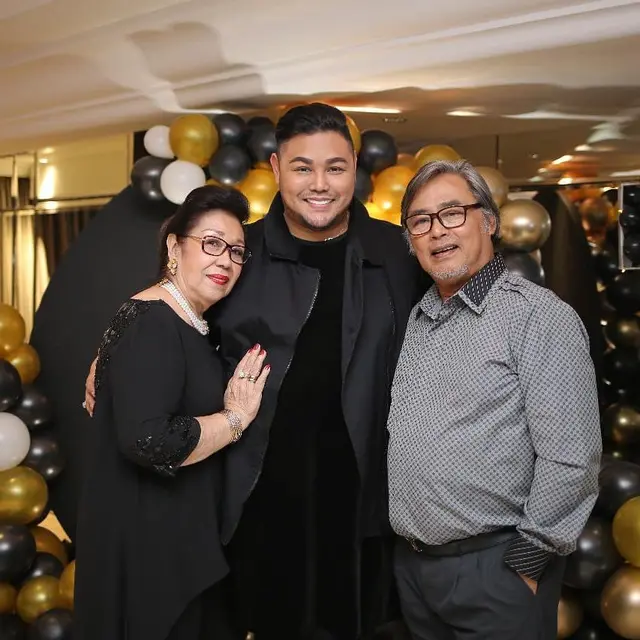 6 Momen Kebersamaan Ivan Gunawan dengan Kedua Orang Tuanya, Penuh Kehangatan