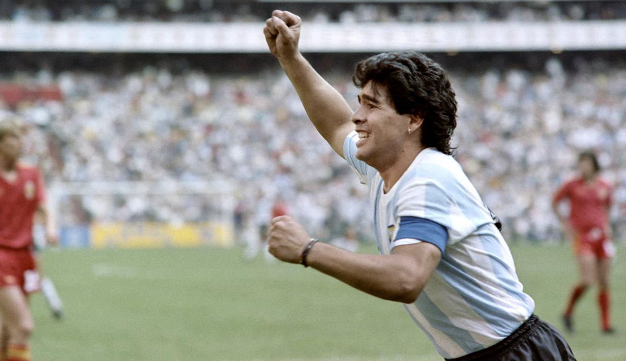 Diego Maradona. Gelandang Argentina yang wafat di usia 60 tahun pada 25 November 2020 ini mengoleksi 21 Caps dalam 4 edisi Piala Dunia (1982, 1986, 1990, 1994). Menorehkan 8 gol dan 8 assist, prestasi terbaiknya adalah menjadi juara pada edisi 1986 mengalahkan Jerman 3-2. (AFP/Staff)
