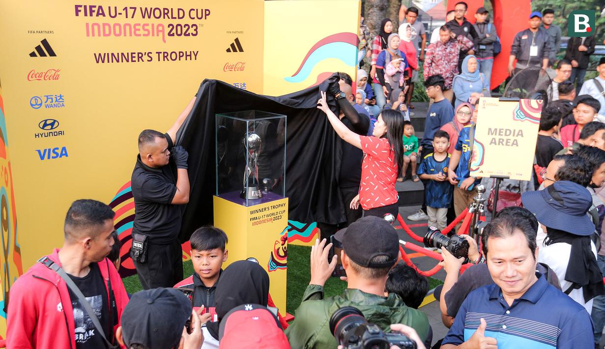 Para pengunjung memadati booth trofi Piala Dunia U-17 2023 untuk berfoto bareng dalam rangkaian acara Trophy Tour Experience menyambut Piala Dunia U-17 di Cikapayang Dago Park, Bandung, Minggu (22/10/2023) pagi WIB. (Bola.com/Bagaskara Lazuardi)