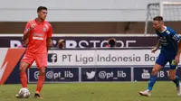 Pemain Borneo FC, Matheus Pato (kiri) mengontrol bola dibayangi pemain Persib Bandung, Marc Anthony Klok dalam pertandingan lanjutan BRI Liga 1 2022/2023 yang berlangsung di Stadion Pakansari, Bogor, Kamis (26/1/2023). (Bola.com/Ikhwan Yanuar)