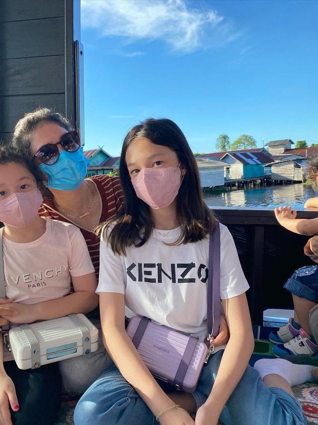 Kumpul Keluarga Mantan Suami, Ini 7 Momen Ussy Sulistyawati Liburan di Kalimantan