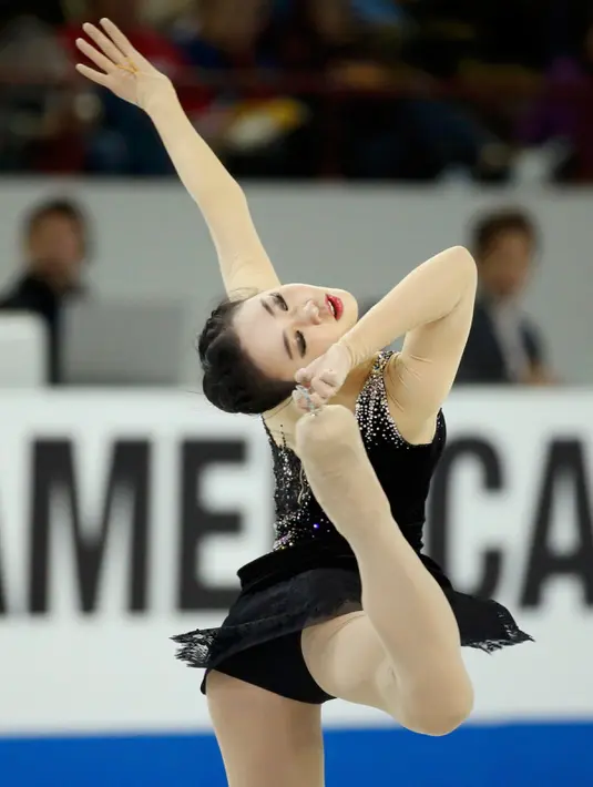 So Youn Park asal Korea Selatan beraksi selama mengikuti kompetisi  "America figure skating" di Milwaukee, Amerika Serikat, Jumat (23/10/2015). Selain tunggal putri, lomba ini juga menyertakan pasangan dan tunggal putra. (REUTERS/Lucy Nicholson)