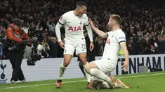 Tottenham Hotspur memulai rangkaian laga tanpa diperkuat sang kapten, Son Heung-min yang harus membela Korea Selatan di Piala Asia 2023 hingga satu bulan ke depan. Laga pertama sukses dilalui pasukan Ange Postecoglou dengan kemenangan saat menang tipis 1-0 atas Burnley pada putaran ketiga Piala FA 2023/2024 yang berlangsung di Tottenham Hotspur Stadium, London, Sabtu (6/1/2024) dini hari WIB. Gol tunggal tuan rumah dihasilkan melalui sepakan keras Pedro Porro pada menit ke-78. (AP Photo/Ian Walton)