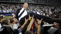 Pelatih Real Madrid, Zinedine Zidane, dianggat saat merayakan gelar juara La Liga Spanyol usai menaklukkan Malaga di Stadion La Rosaleda, Malaga, Minggu (21/5/2017). Malaga kalah 0-2 dari Madrid. (EPA/Daniel Perez)