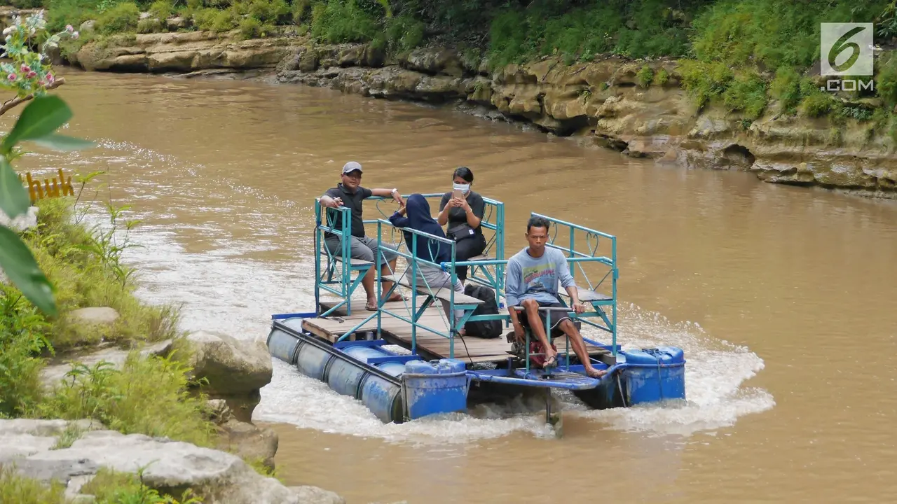 PHOTO: Menikmati Perjalanan Wisata ke Air Terjun Sri Gethuk