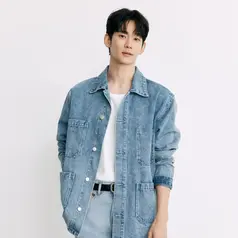 Kim Soo Hyun di iklan brand fesyen Filipina, Bench, menandai comeback-nya setelah vakum buntut kontroversi dugaan hubungan dengan mendiang Kim Sae Ron. (dok. Instagram @benchtm)