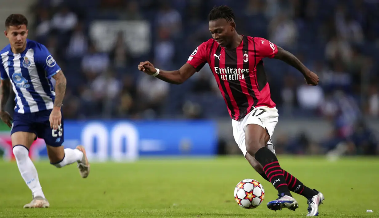 Pemain AC Milan Rafael Leao menggiring bola disaksikan pemain Porto Otavio (kiri) pada pertandingan sepak bola Grup B Liga Champions di Stadion Dragao, Porto, Portugal, Selasa (19/10/2021). Porto menang 1-0. (AP Photo/Luis Vieira)