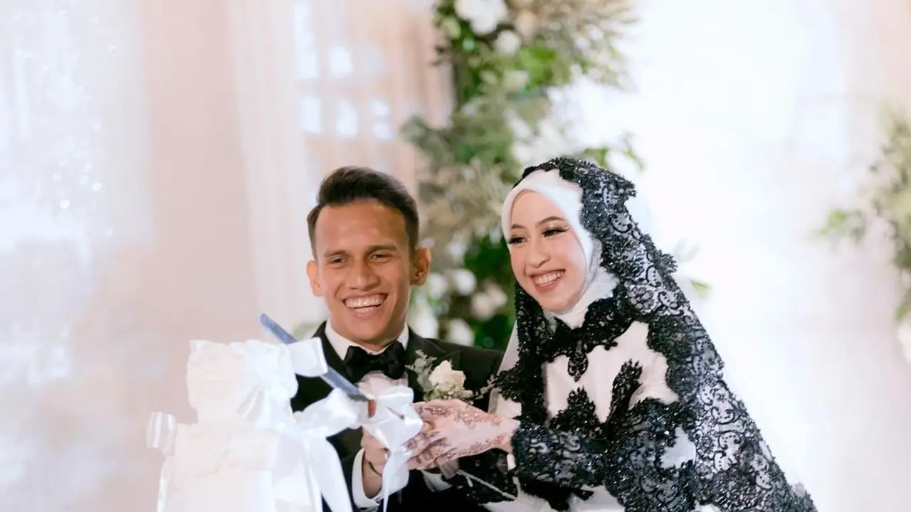 Rancang Gaun Pengantin Hitam Putih Adiba Khanza, Ivan Gunawan Perbolehkan Desainnya untuk Ditiru
