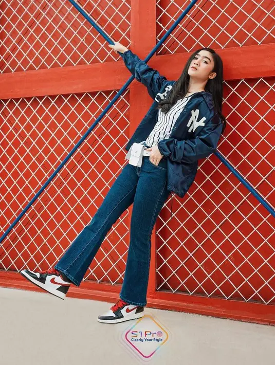 Perpaduan Cutbray Pants dengan jaket bomber dan t-shirt bisa bikin gaya kasual mu makin kece. (Instagram/febbyrastanty).