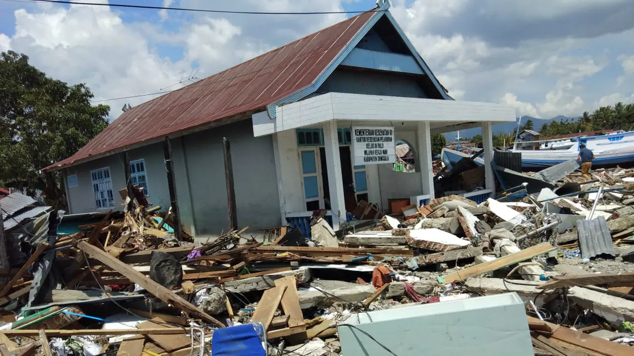 Situasi di Pelabuhan Wani Dua Kecamatan Tanantovea, Kabupaten Donggala yang porak-poranda akibat gempa dan tsunami