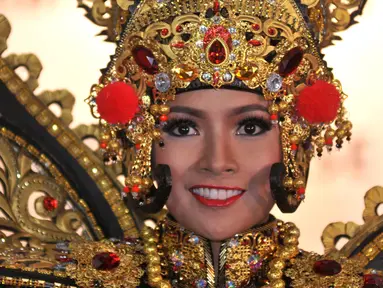 Puteri Indonesia Anindya Kusuma Putri mengenakan kostum karya Dynand Fariz dengan tema "Mythical Eyes on Barong", Jakarta, Kamis (26/11/2015). Kostum ini memiliki bobot 27 Kg dan akan dipakai di perhelatan Miss Universe 2015. (Liputan6.com/Gempur M Surya)