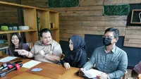 Wulan S. Haryono melakukan klarifikasinya bersama pengacara Minola Sebayang di kawasan Kemang, Jakarta Selatan