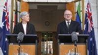 Perdana Menteri Australia Anthony Albanese (kanan) dan Menteri Luar Negeri Australia Penny Wong memberikan keterangan pers di Gedung Parlemen di Canberra, Australia, Senin (11/8/2025). (Dok. Mick Tsikas/AAP Image via AP)