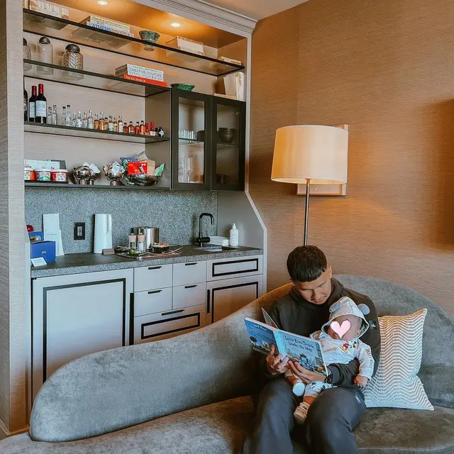 Baby Izz Genap 4 Bulan, Ini 6 Momen Nikita Willy dan Indra Pulang ke Indonesia