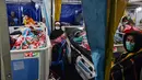 Para korban gempa bumi mendapatkan perawatan di tenda medis darurat di depan Rumah Sakit Ruteng di Ruteng, Manggarai, Nusa Tenggara Timur, Sabtu malam, 15 Agustus 2025. (AFP/ Juni Kriswanto)