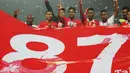 Para punggawa Persija merayakan hari jadi klub yang ke-87 tahun saat laga Piala Jenderal Sudirman melawan Arema Cronus di Stadion Kanjuruhan, Malang, Sabtu (28/11/2015). (Bola.com/Robby Firly) 