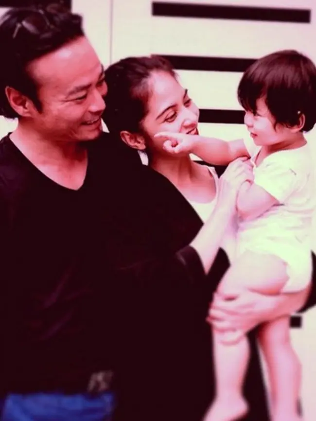Sekedar informasi, Tiwi T2, resmi nikah dengan pengusaha asal Jepang Shogo Sukaramoto pada 16 Februari 2013 silam. Dari pernikahannya, dikaruniai seorang anak yang diberi nama Reo Athar Sakuramoto. (dok. Istimewa)