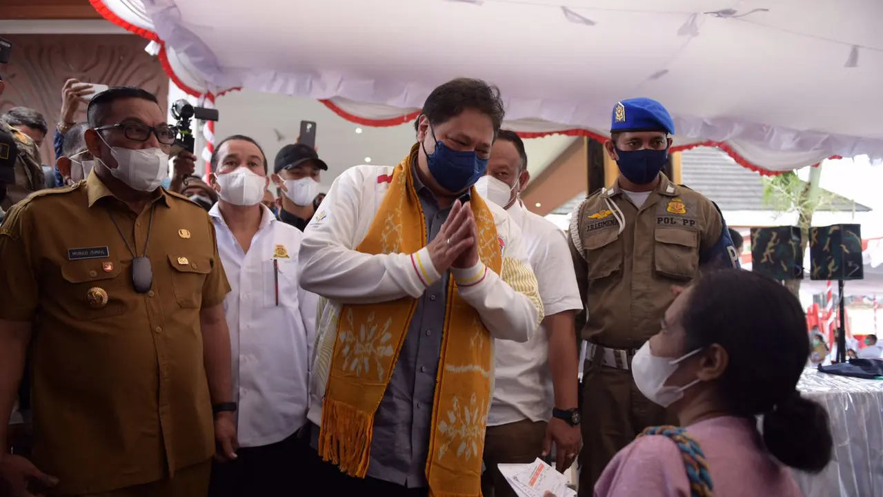 Menteri Koordinator Bidang Perekonomian Airlangga Hararto menyaksikan vaksinasi di Tribun Lapangan Merdeka Sumatera Barat. (Dok Kemenko Perekonomian)