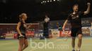 Pasangan Denmark, Mathias Christiansen/Sara Thygesen, melakukan selebrasi usai menang atas Ganda campuran Indonesia, Praveen Jordan/Debby Susanto, di JCC, Selasa (13/6/2017). Pasangan Indonesia takluk  21-15, 19-21, 11-21. (Bola.com/M Iqbal Ichsan)