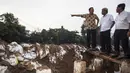 Gubernur DKI Jakarta Basuki Tjahaja Purnama terlihat memberikan arahan saat meninjau pembangunan tanggul Kali Sunter, Kelapa Gading, Jakarta Utara, Kamis (12/2/2015). (Antara Foto/Sigid Kurniawan)
