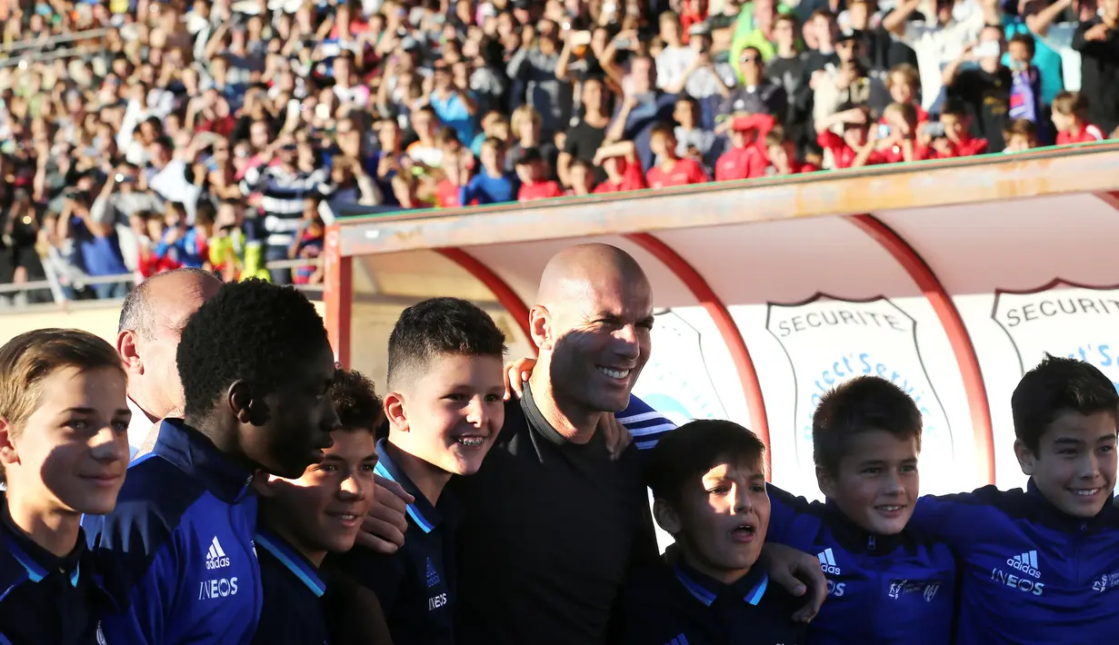 Zidane berfoto bersama pemain U14 Canton de Vaud sebelum sesi latihan dimulai, Lausanne, Senin (3/10). Zidane memimpin sesi latihan untuk seleksi tim Swiss yaitu U14 Canton de Vaud. (REUTERS/Denis Balibouse) 