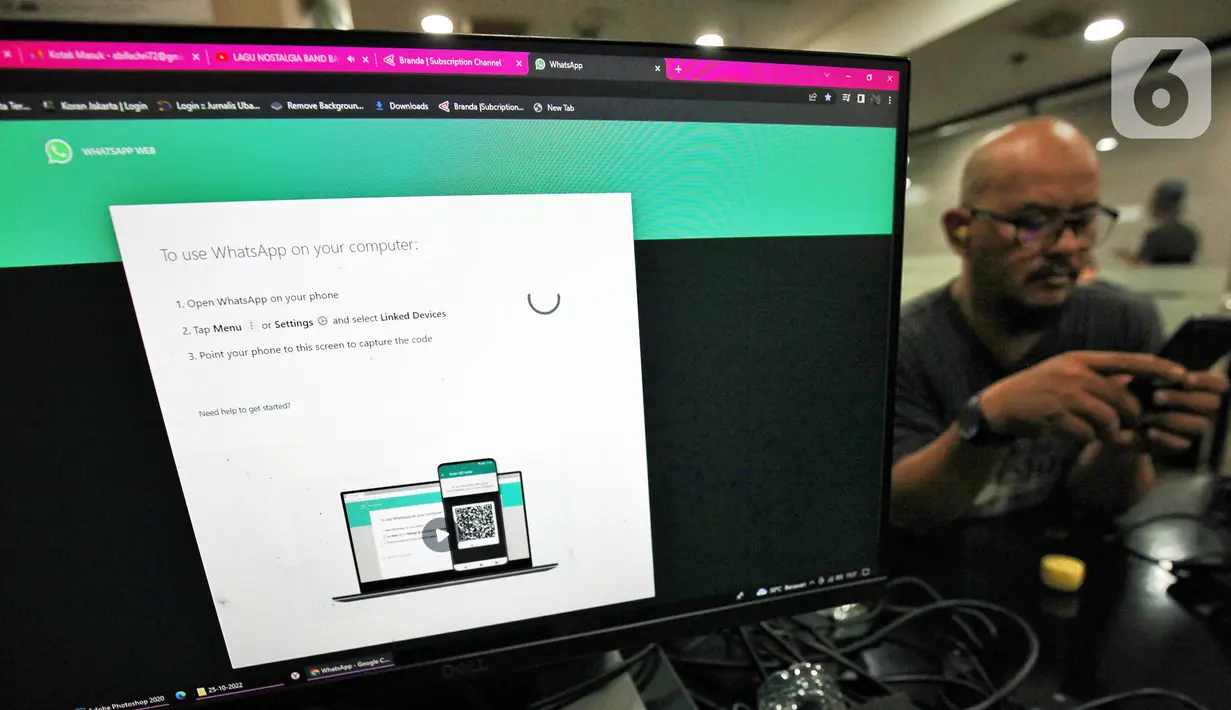 Warga mencoba mengakses aplikasi Whatsapp di Jakarta, Selasa (25/10). Platform pesan instan WhatsApp dilaporkan error, Selasa (25/10/2022) siang. Tak hanya di Indonesia, WhatsApp juga dilaporkan down di sejumlah negara. (Liputan6.com/Angga Yuniar)