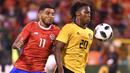 Aksi pemain Belgia, Dedryck Boyata (kanan) berebut bola dengan pemain Kosta Rika, Johan Venegas pada laga uji coba di King Baudouin stadium, Brussels, (11/6/2018). Belgia menang 4-1. (AP/Geert Vanden Wijngaert)