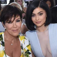 Kylie Jenner memang terkenal telaten mengurus Stormi semenjak hamil hingga dirinya melahirkan. (InStyle)