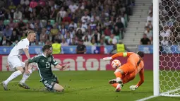 Pemain Timnas Irlandia Utara, Isaac Prices (tengah), menendang bola yang membuahkan gol ke gawang Slovenia dalam pertandingan kualifikasi Euro 2024 di Stozice stadium, Ljubljana, Slovenia, Jumat (8/9/2023). (AP Photo/Darko Bandic)