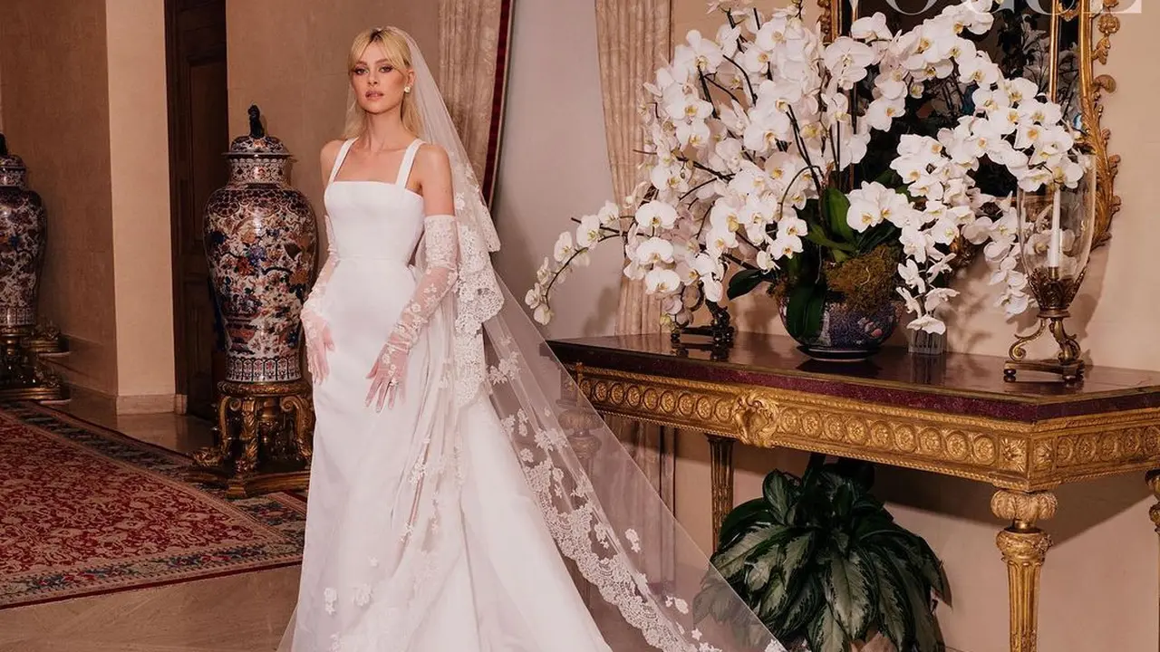 Nicola Peltz Tampil Memukau Kenakan Gaun Valentino saat Menikah dengan Brooklyn Beckham