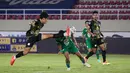 Setelah Dandi Maulana mencetak gol, Barito Putera kian di atas angin. Tim berjuluk Laskar Antasari terus menggempur lini pertahanan PSS Sleman. (Bola.com/Bagaskara Lazuardi)