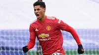 Striker Manchester United, Marcus Rashford, melakukan selebrasi usai mencetak gol ke gawang Leicester City pada laga Liga Inggris di Stadion King Power, Sabtu (26/12/2020). Kedua tim bermain imbang 2-2. (AFP/Pool/Michael Regan)