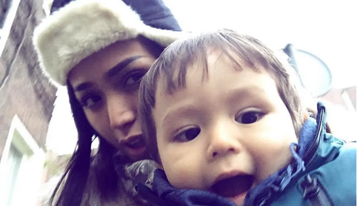 Dalam foto sambil mencium pipi putranya di Canal Amsterdam, ia juga mengungkapkan kasih sayangnya pada anak semata wayangnya. "Cintaku padamu seperti canals di Amsterdam, tak pernah putus dan selalu mengalir." tulisnya. (Instagram/inijedar)