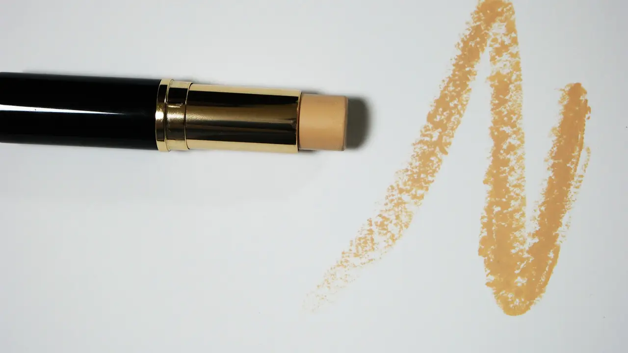 5 Tips Atasi Foundation Terlalu Terang