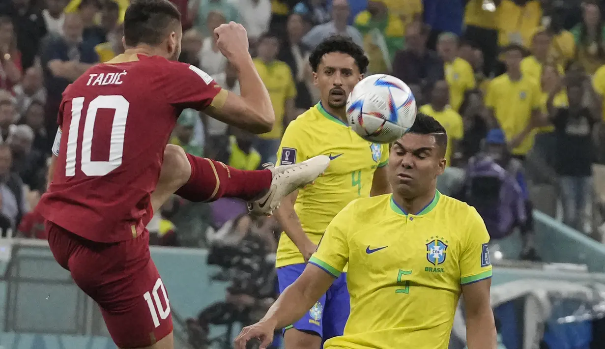 Casemiro. Gelandang bertahan Timnas Brasil berusia 30 tahun yang baru didatangkan Manchester Unted pada awal musim 2022/2023 ini tercatat baru tampil satu kali bersama Brasil di Piala Dunia 2022 saat menang 2-0 atas Serbia pada matchday pertama Grup G (24/11/2022). (AP/Themba Hadebe)