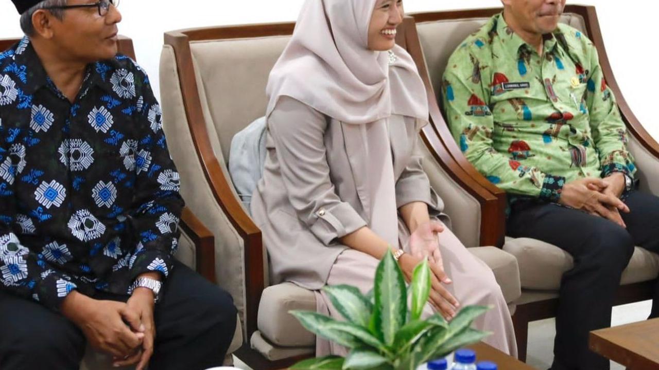 Perempuan berusia 28 tahun ini mendapat beasiswa dari Perusahaan POSCO untuk melanjutkan pendidikannya di Departement of Chemistry, Kookmin University, Seoul, Korea Selatan.