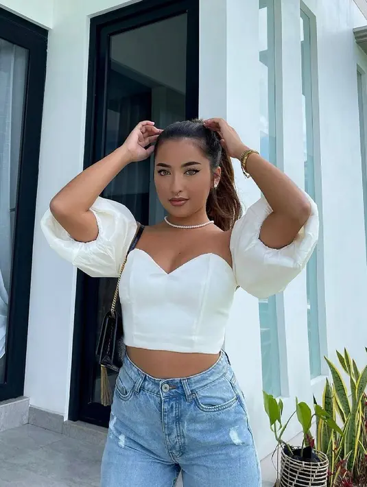 <p>White crop top dengan detail off shoulder yang puffy dikolaborasikan dengan celana jeans adalah perpaduan yang tepat.&nbsp;(instagram/jennifercoppenreal20)</p>