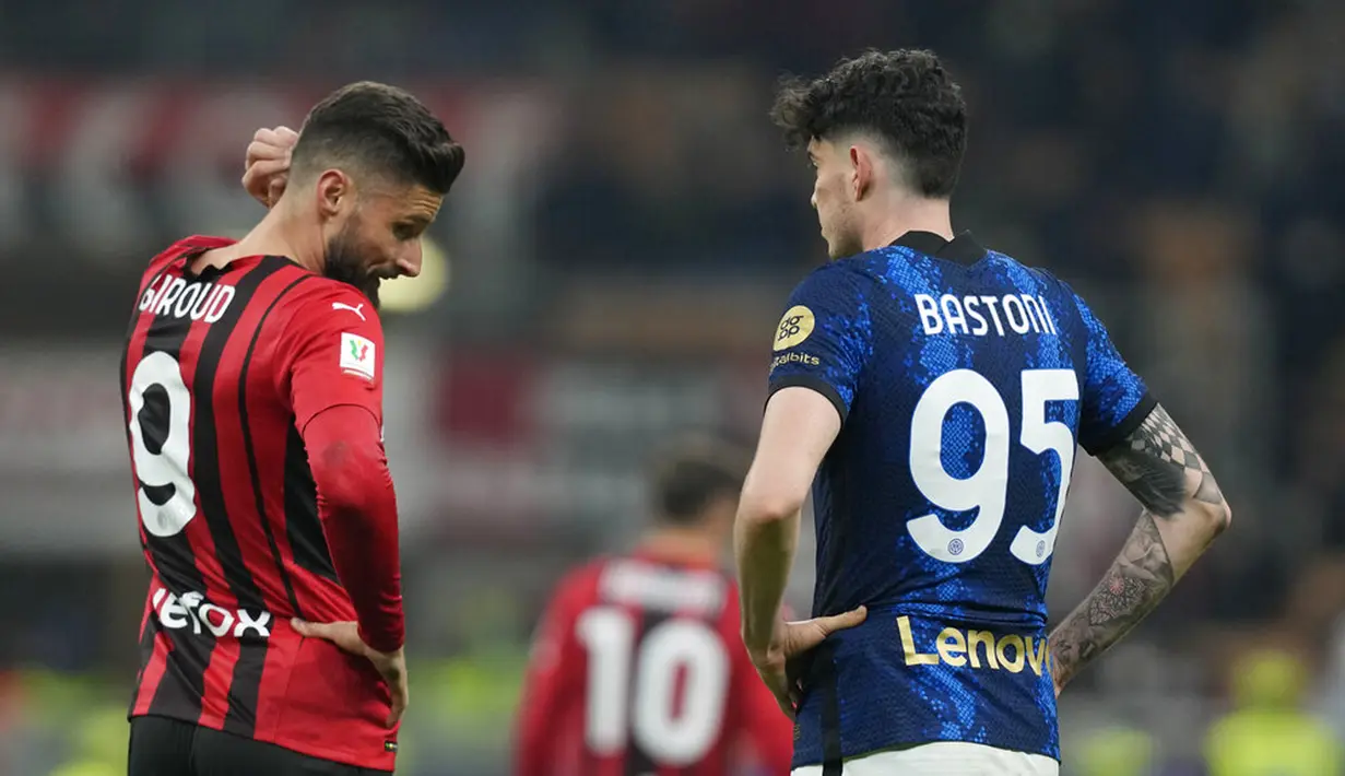 Pemain AC Milan Olivier Giroud (kiri) berbicara dengan pemain Inter Milan Alessandro Bastoni pada pertandingan leg pertama semifinal Coppa Italia di Stadion San Siro, Milan, Italia, 1 Maret 2022. Pertandingan berakhir imbang 0-0. (AP Photo/Antonio Calanni)